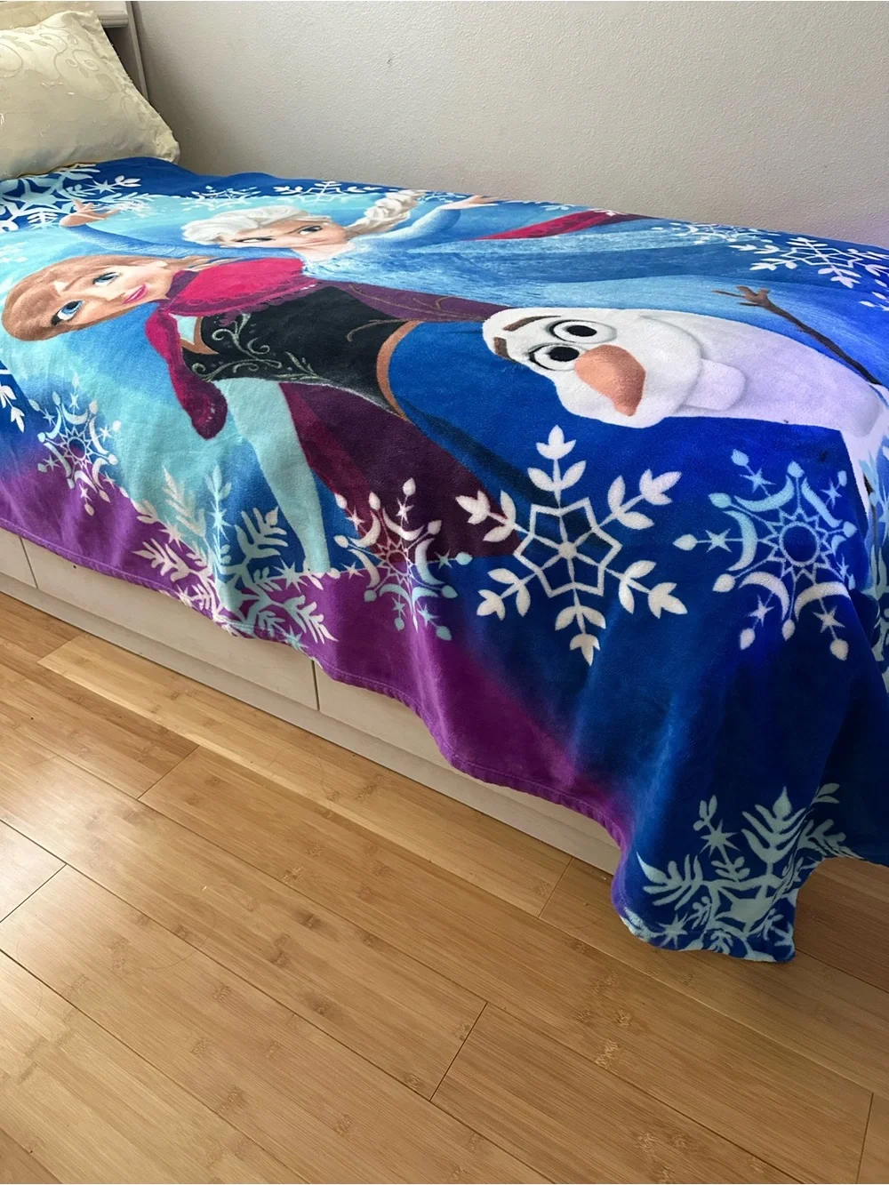 Disney authentic, Frozen Characters Plush Throw Blanket Elsa and Anna with Olaf